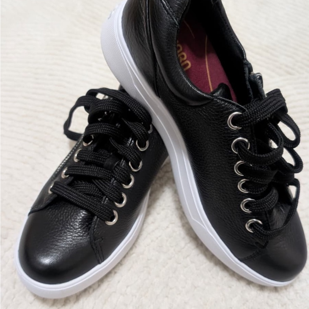 Munro Tilly Women’s Black Leather Sneakers New - Never Worn
